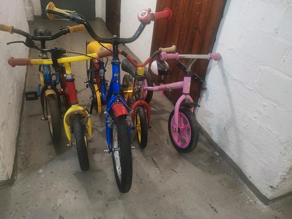 Zum Verkauf stehen viele Kinderspielzeuge und Fahrräder in Bremen