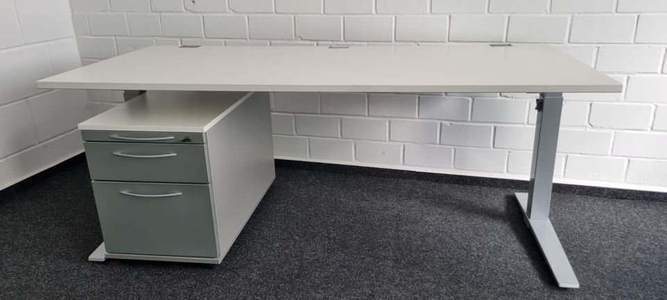 70 x Bürotisch / Schreibtisch / K & N Talo s / Büroeinrichtung in Linden