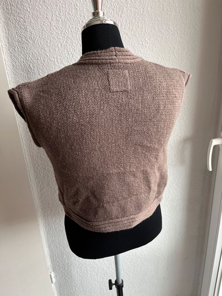 Manguun kurz geschnittener Strickcardigan braun Gr.S /176 in Freiburg im Breisgau