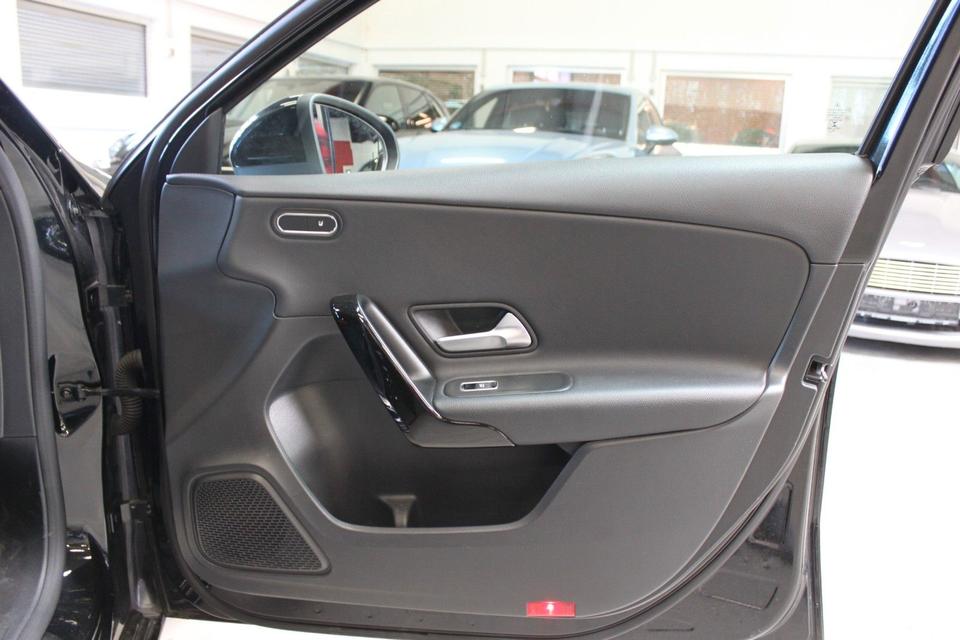 Mercedes-Benz A 180 Kamera*PDC*Alcantara*Navi*Spurhaltesystem* in Köln