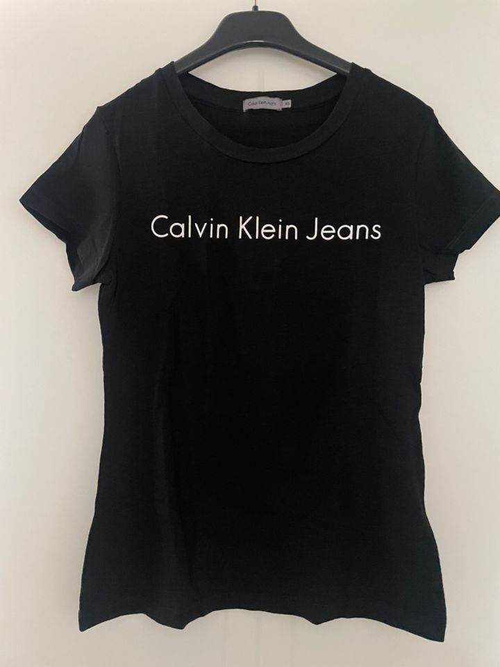 Schwarzes T-Shirt von Calvin Klein Jeans, Gr.XS - top! in Freigericht
