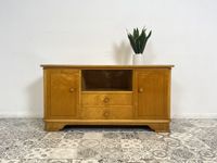 WMK Raumaufhellende und gut erhaltene 50er Jahre Vitrinenkommode aus vollem Holz mit Schubladen und Fächern # Sideboard Lowboard Wäschekommode TV-Lowboard Kommode Fernsehkommode Mid-Century Vintage Friedrichshain-Kreuzberg - Friedrichshain Vorschau