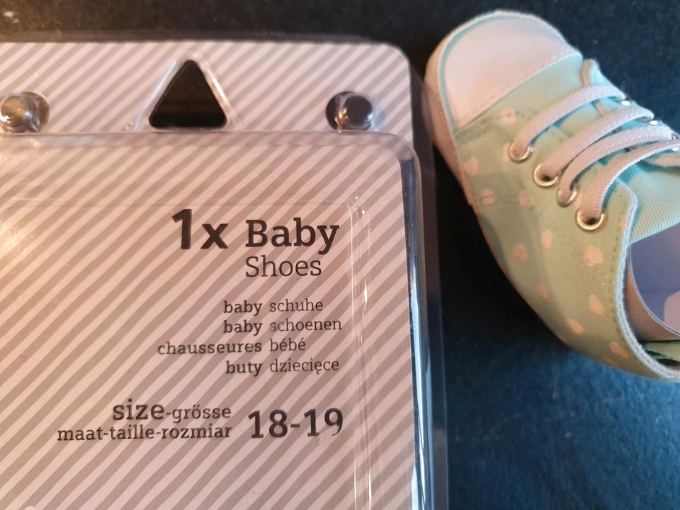 Babyschuhe, Chucks, weiche Sohle, Herzen in Preußisch Oldendorf