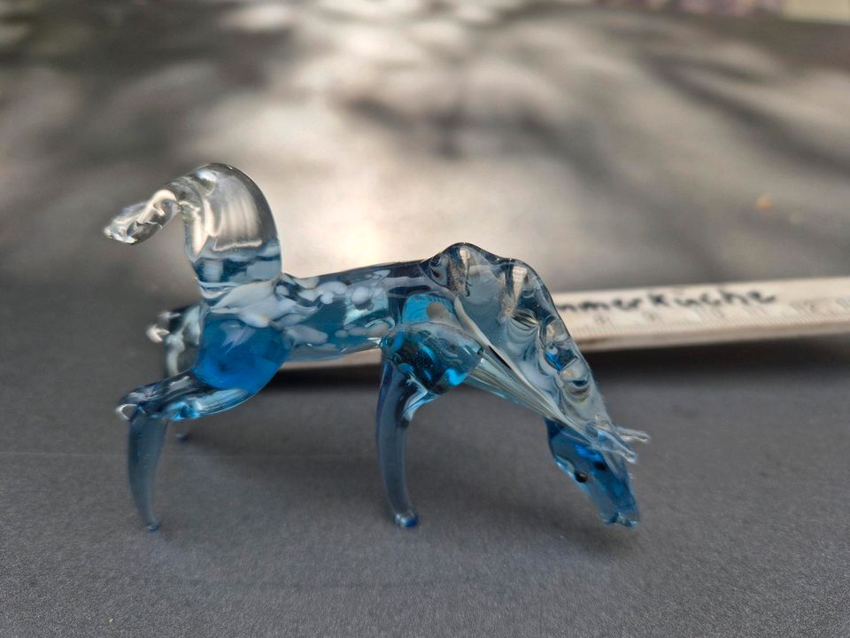 Glasfigur Pferd Schimmel blau Hengst Tier Setzkasten sammeln in Dresden