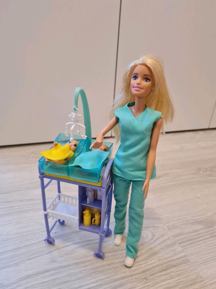 Barbie Krankenwagen und viel Zubehör in Beindersheim