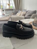 H&M Slipper Mokassins größe 38 schwarz mit gold Frankfurt am Main - Kalbach Vorschau
