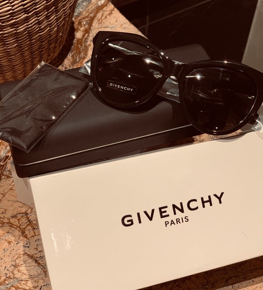 Nagelneu Sonnenbrille Givenchy Cateye schwarz klassisch in Herschbach (Oberwesterwald)