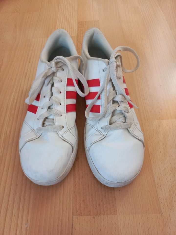 Adidas Sneaker weiß-rot in Ludwigsburg
