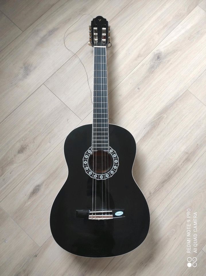 Gitarre schwarz in Bodenwerder