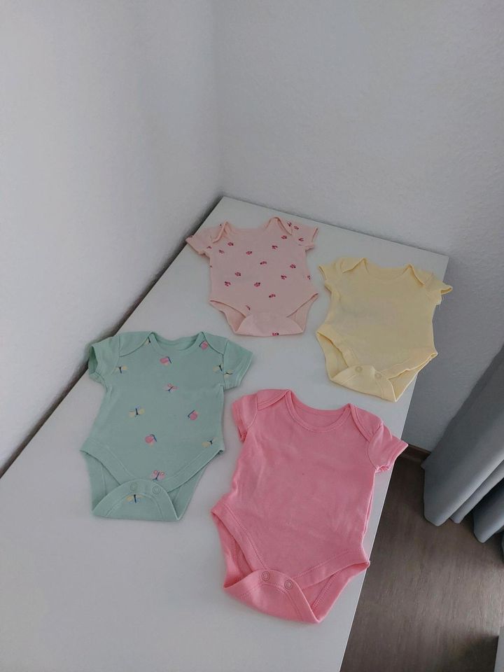 Baby Mädchen Bodys 4_er Pack  TOP Zustand in Düsseldorf