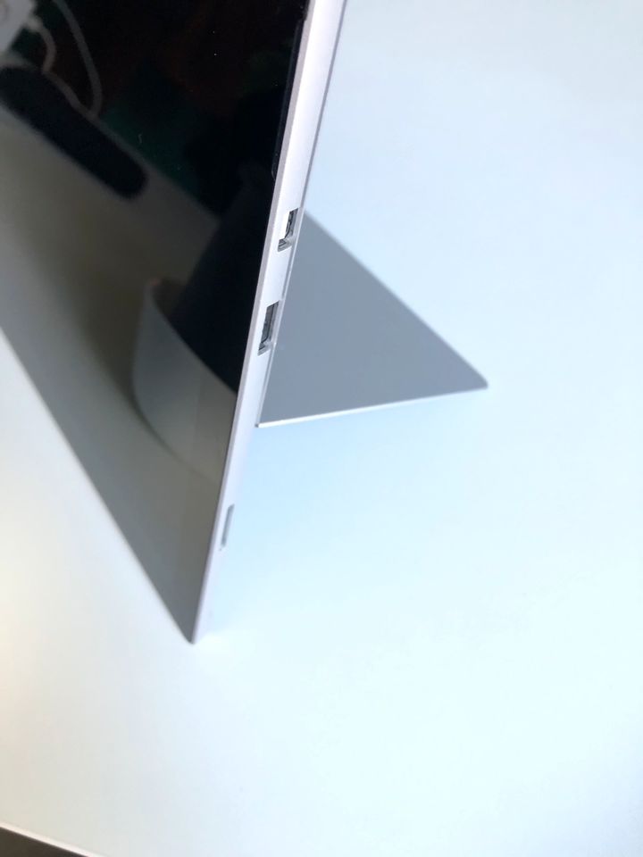 Surface pro 5 mit Stift und Ladegeräte in München