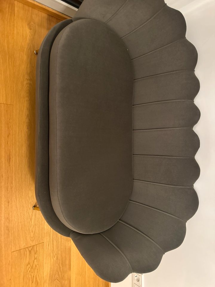 Muschelsofa- Grau SAMT in Bad Nauheim