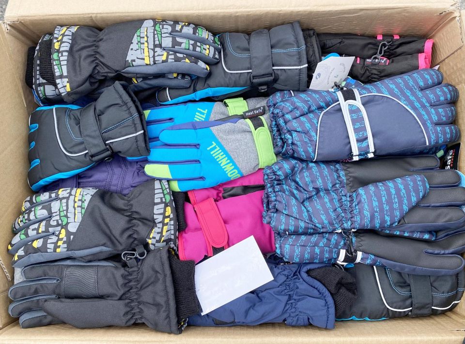 250 Stk. Winter Kleidungszubehör: Mützen, Schals, Handschuhe Mix Großhandel, versch. Marken für Kinder und Erwachsene, A-Ware, Großhandel Restposten Kleinhandel in Tanna