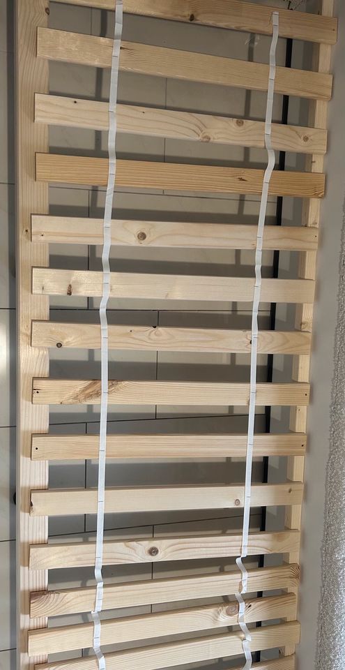 Bett mit Lattenrost und Matratze Massiv Holz weiß 140/200cm in Duisburg