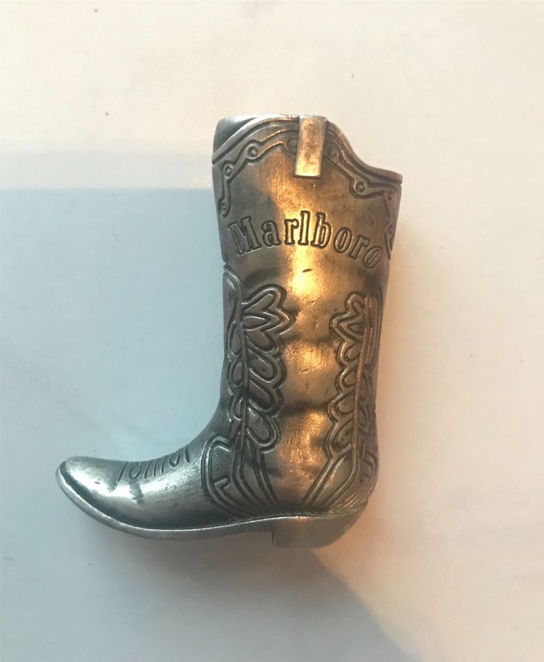 Marlboro BIC Feuerzeug Hülle Stiefel selten Metall Vintage in Köln