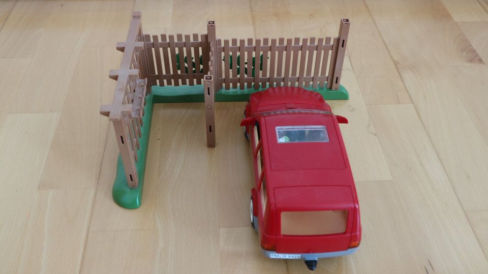 Playmobil Auto rot Familie 2 Kindersitze 4 Figuren Stellplatz in Hirschau
