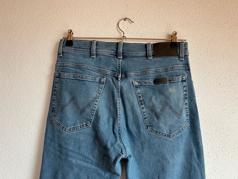 Wrangler Regualr Fit Jeans Herren blau W33 L30 (Strech Levis) in Bad Waldsee