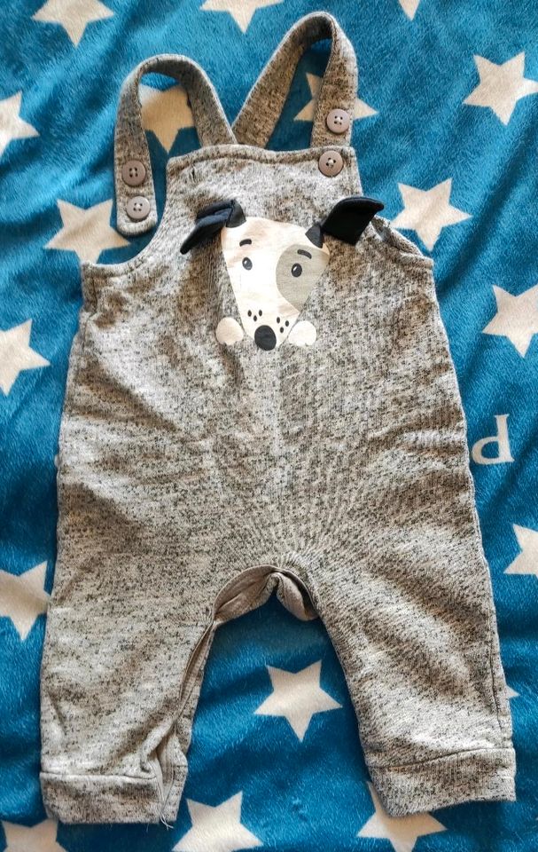 Größe 62 Jungen Langarmshirt Latzhose Hund Set in Bottrop