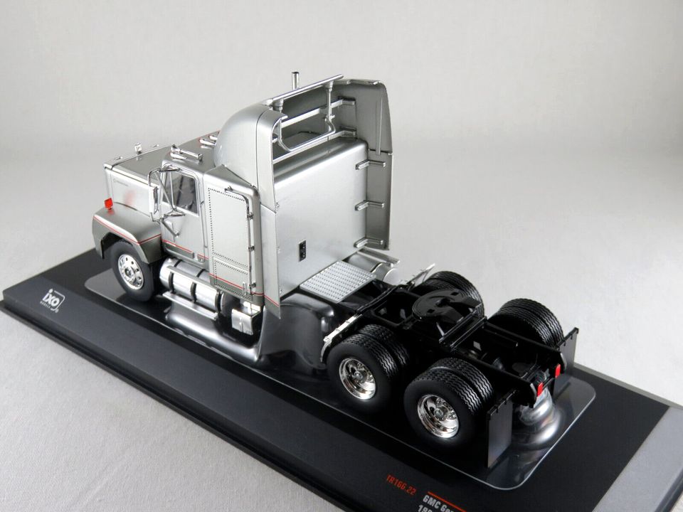 IXO TR166.22 GMC General SBFA Zugm. (1988) in silber/grau 1:43 in Bad Abbach