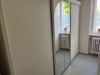 Kleiderschrank mit 3 Schiebetüren und  Spiegel top Zustand Berlin - Charlottenburg Vorschau