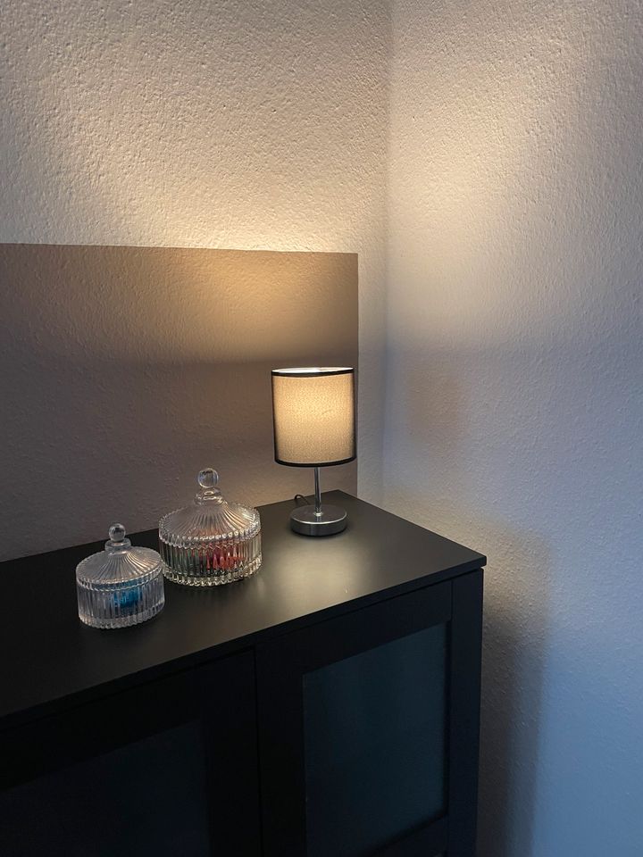 Nachttischlampe/ Tischlampe mit schwarzem Lampenschirm in Berlin