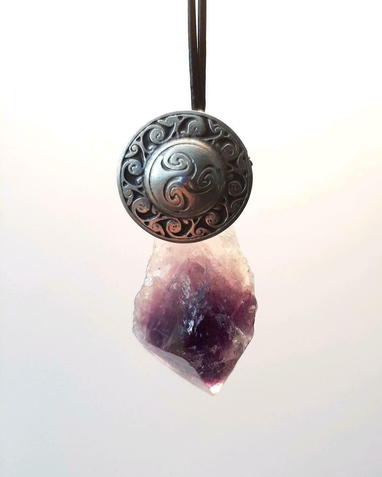 Amethyst Spitze Wikingerschild Triskele  Anhänger  Lederband in Neetze