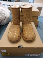 UGG classic Short II Stars  Snowboots Winterstifel beige neu 36 München - Schwabing-Freimann Vorschau