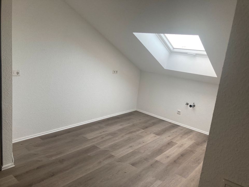 Helle 2 Zimmer 75 m² DG Wohnung in Düsseldorf