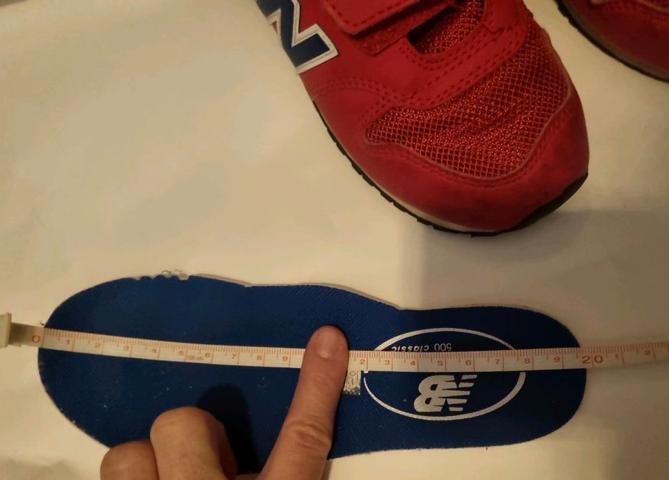 New Balance- rote Turnschuhe 31 in Ismaning