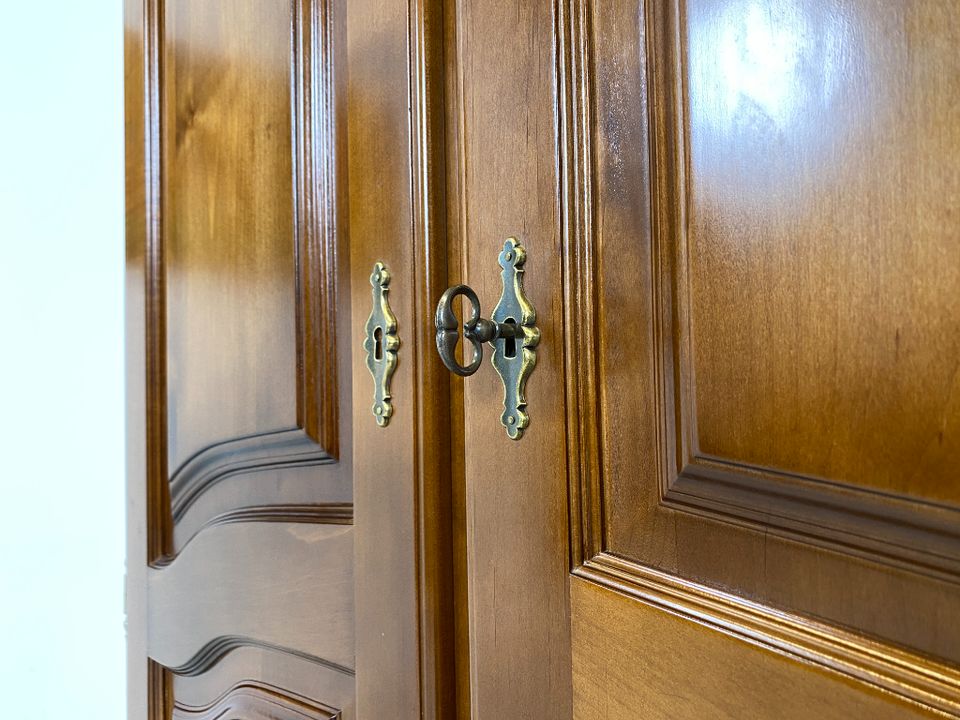 WMK Hochwertiger und sehr gut erhaltener Vintage Kleiderschrank im antiken Stil mit Schubladen und schönen Messingbeschlägen # Schrank Bauernschrank Dielenschrank Wardrobe Bodenseeschrank Garderobe in Berlin