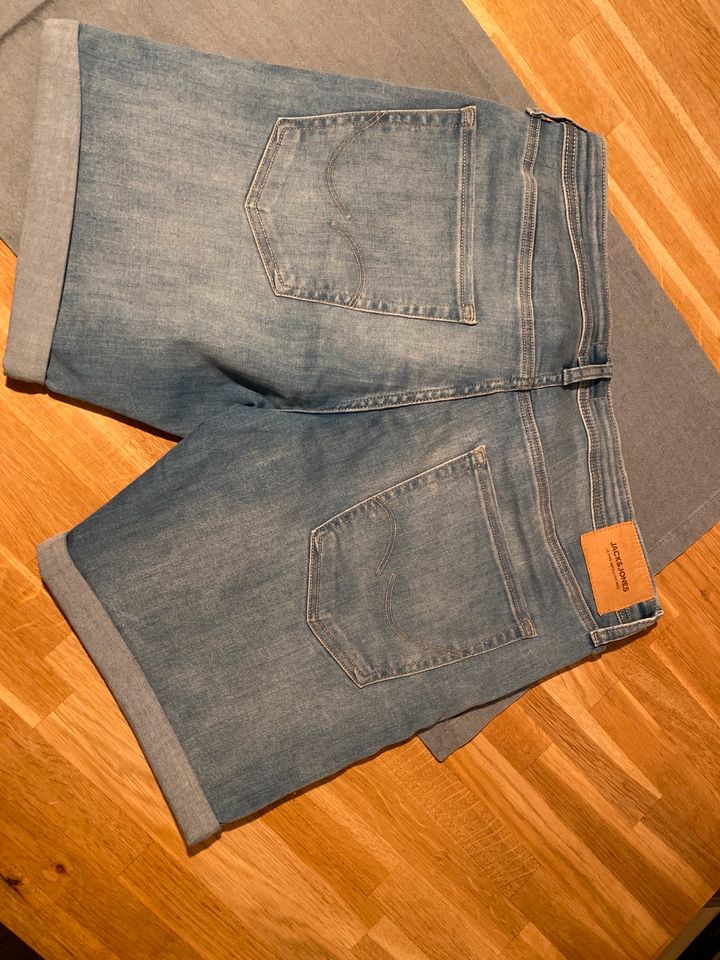 Jack & Jones, Jeans kurz Gr. XL hellblau in Rottweil