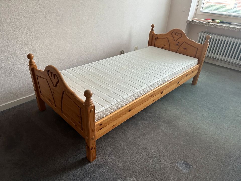 Jugendbett für Mädchen mit Lattenrost und Matratze in Hamburg