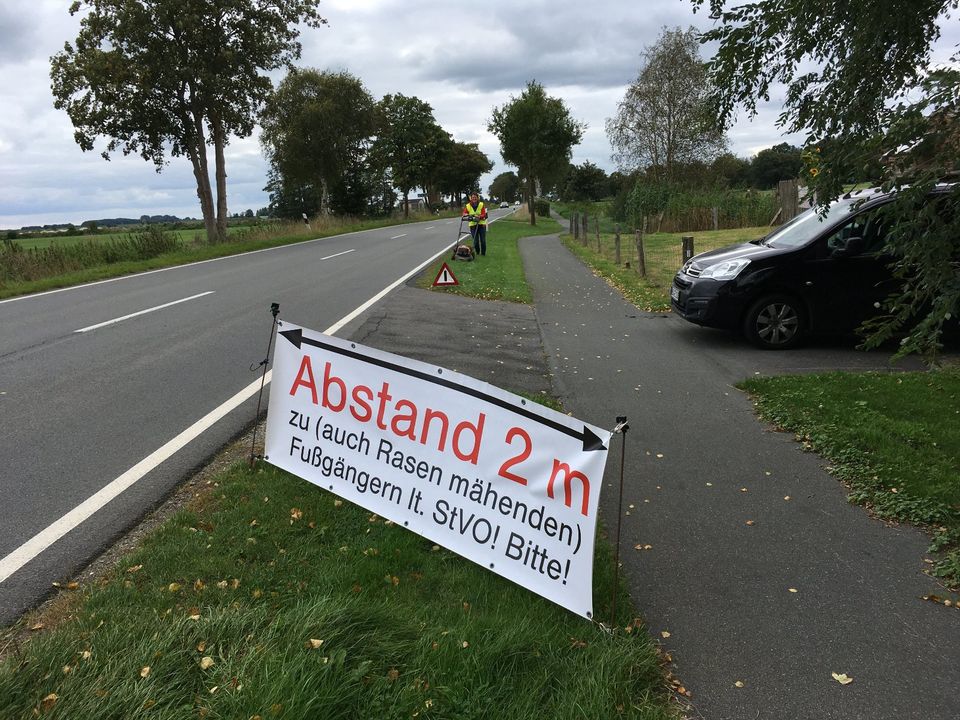 Schutz-Banner „Abstand halten“ 200 x 75 cm Rasenmähen Landstraße in Oldenburg