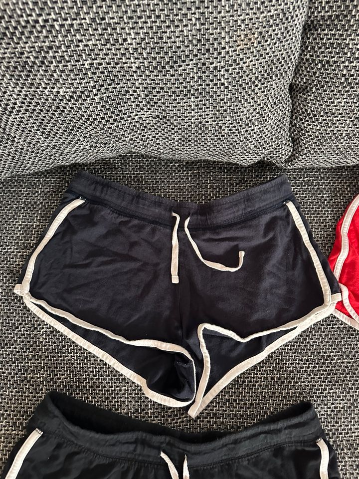 Shorts kurze Hose S Nike Tally Weijl rot schwarz blau in Straelen