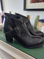 Jil Sander Schwarze Leder Stiefeletten mit Absatz und Schnalle Düsseldorf - Stadtmitte Vorschau