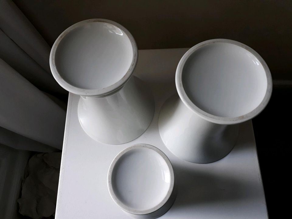 drei Porzellan-Vasen, trompetenförmig in Hamburg