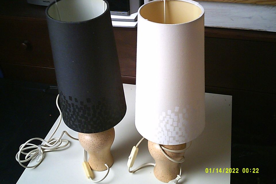 2  Lampen- 1x weiß-1x schwarz, Fuß Keramik in Wöhrden