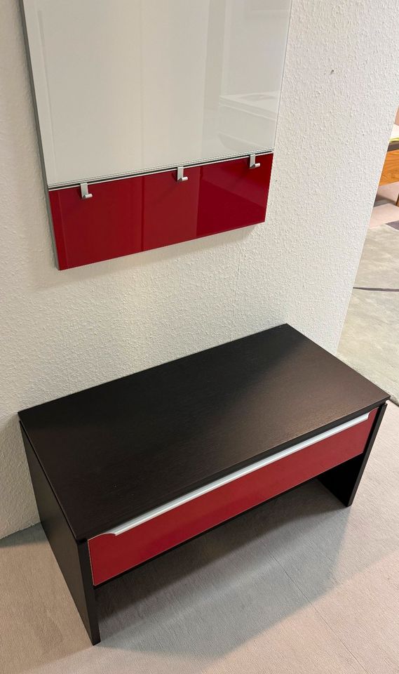 Garderobe zweiteilig, Eiche Tabak furniert mit Glas rot in Neumarkt i.d.OPf.