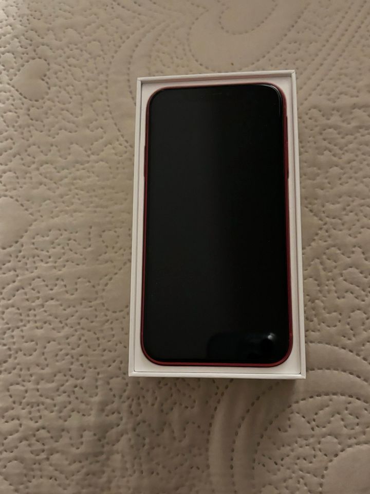 iPhone 11 in Rot mit 64 GB in Karlsfeld