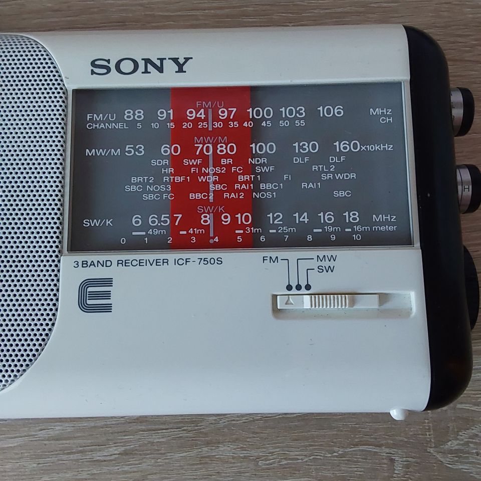 Sony Radio 3 Band Receiver ICF-750 S mit Kabel, funktioniert in Berlin