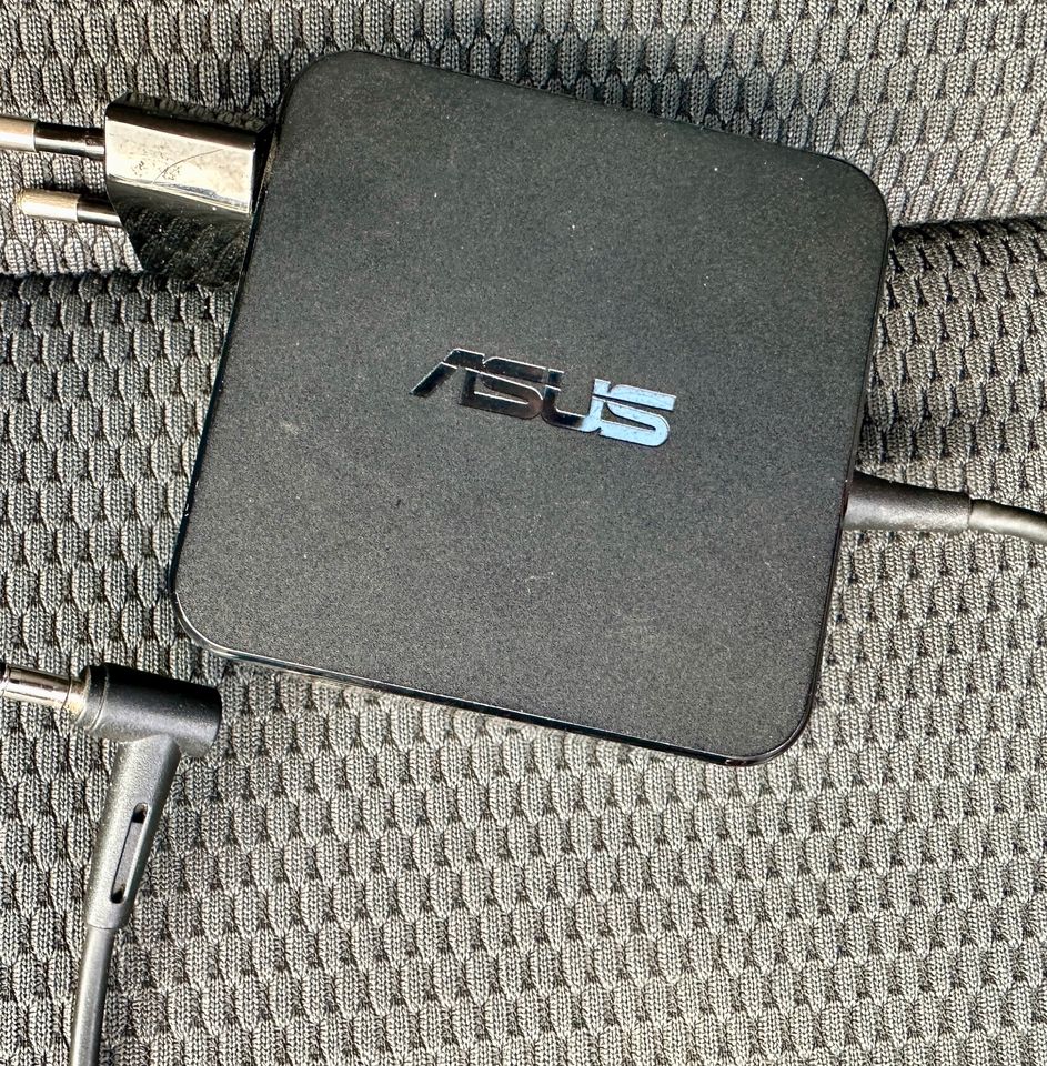 ASUS AC ADAPTER  W15-065N1B  (ORIGINAL) in Köln