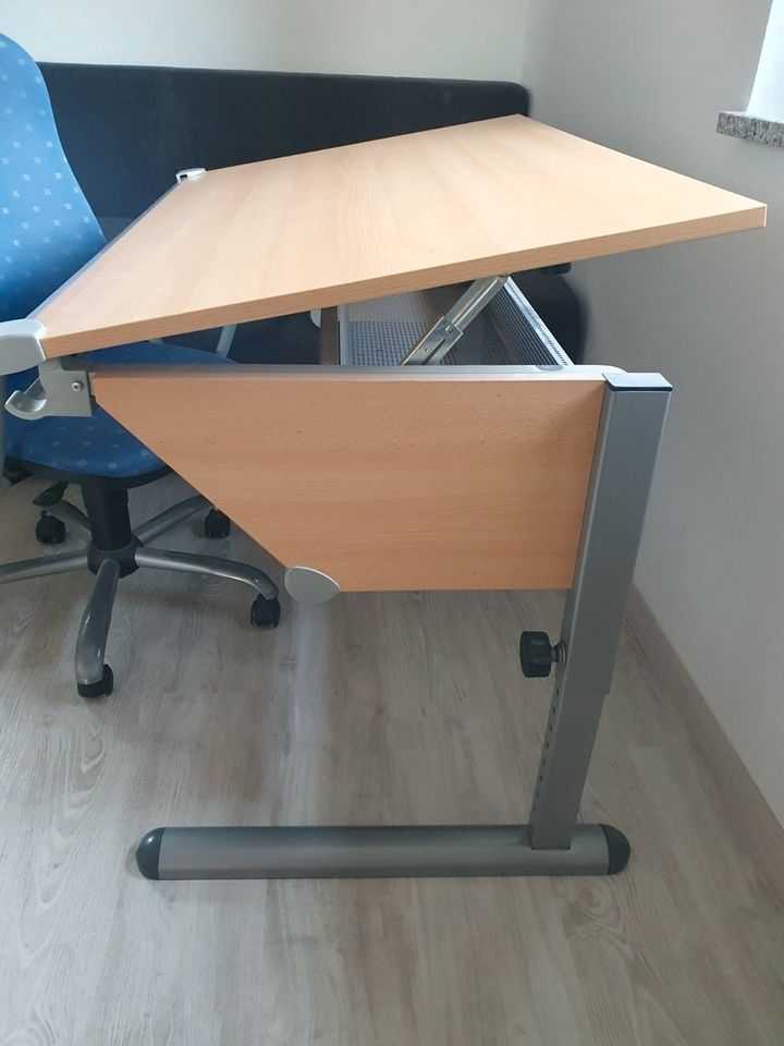 Schreibtisch, Schülerschreibtisch, Arbeitstisch mit Bürostuhl in Eggolsheim