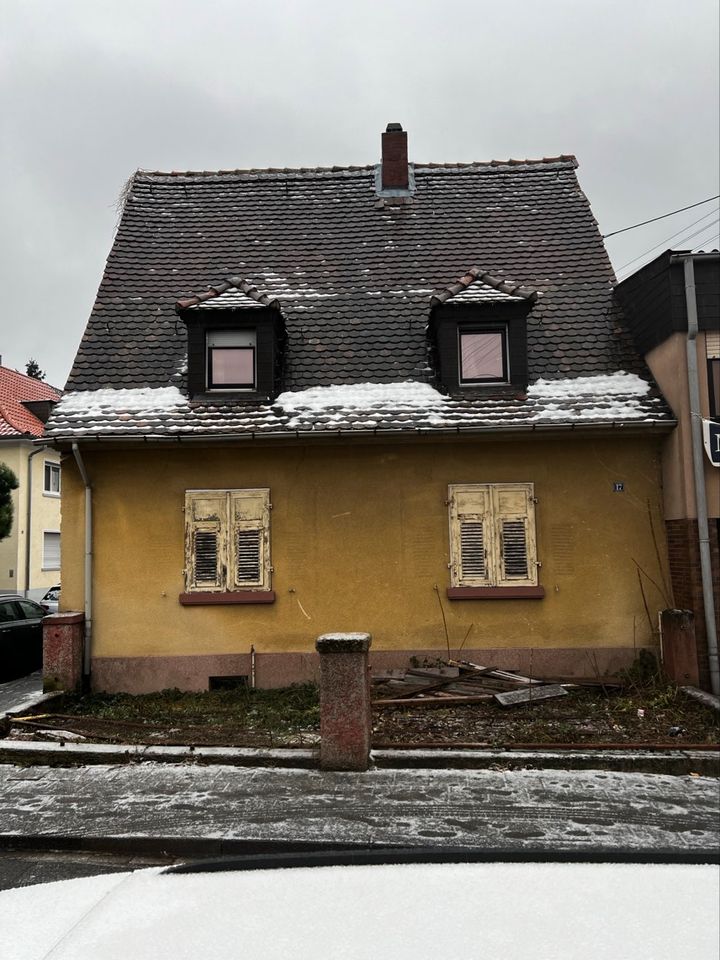 Sanierungsbedürftiges Haus in Oppau in Ludwigshafen
