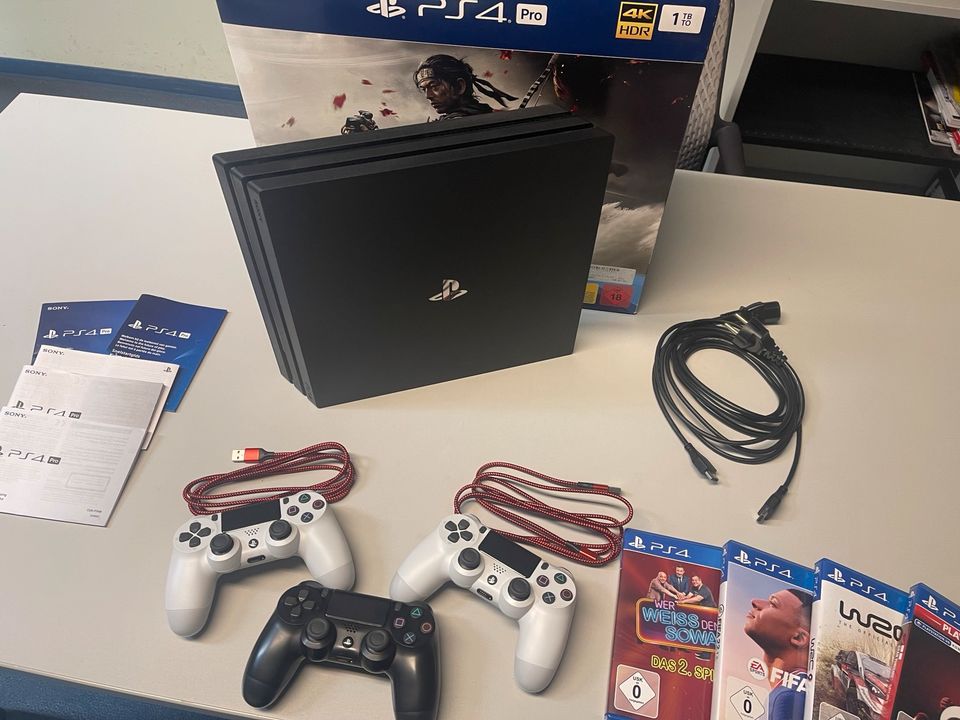 Playstation 4 Pro + 3 Controler + Spiele in Eisenhüttenstadt