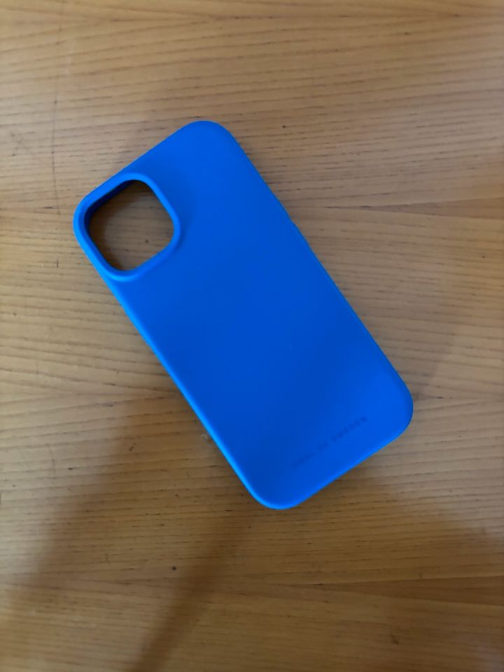 Ideal of Sweden Silikonhülle iPhone 15 Cobalt Blue in Hamburg