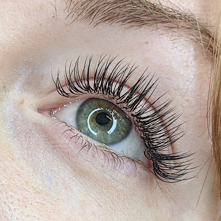 Wimpernverlängerung / Lashextensions in Düsseldorf