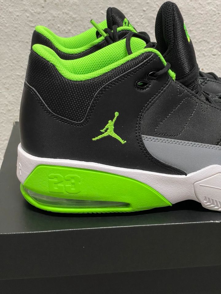 Original Jordan Max Aura 3 GS Black Green Strike  Herrenschuhe in Berlin