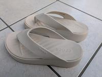 Crocs Flipflops Gr. 37 beige Neu Niedersachsen - Aurich Vorschau