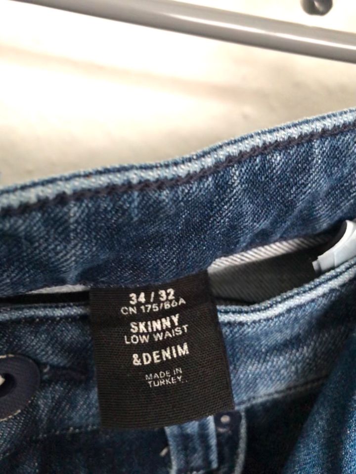 ZARA 2 X Jeans  Skinny Gr 34/32 in Kassel