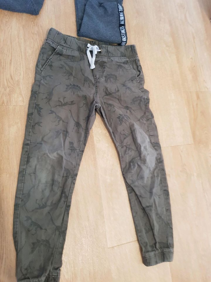 Chino Hose Jogger Jungen 122 128 deno kids H&M Dino Jeans khaki in Freiburg im Breisgau